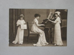 Ref 4703 CPA  Enfants Jouant Des Instruments De Musique, Violon, Piano, Partition. Serie Nr. 2761. W. R.B. Et Co., Vienn - Collections, Lots & Series