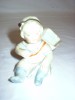 Statuette En Biscuit, Jeune Enfant Assise Avec Une Hotte Faisant Vase. - Andere & Zonder Classificatie