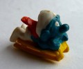 RARE FIGURINE MINI SCHTROUMPF - SMURF - PIFUTOS  - AVEC LUGE - Smurfs