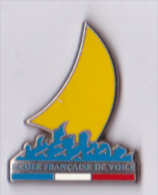 Pin´s Voilier Ecole Française De Voile, Jaune, Zamac Signé Decat Paris - Sailing, Yachting