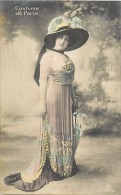 Themes Div -ref L613- Costume De Paris - Mode - Femme Et Son Beau Chapeau , Belle Robe  - Carte Bon Etat  - - Mode