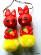 Boucles D´oreilles Lapin Rouge En Pâte Polymère Sur Pompon Jaune  Des Lapinous à Croquer!  Hauteur Totale: Environ 51mm. - Boucles D'oreilles