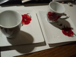 LOT DE 2 TASSES ET LEURS SOUCOUPES GENEVIEVE LETHU. POUR JOURS HEUREUX. FLEUR ROUGE COQUELICOT - Tasses