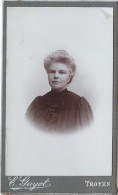 Photographie Sur Carton/Petit Format/Buste De Femme Avec Belle Doiffure/Troyes/Vers 1905      PHOTN56 - Non Classés