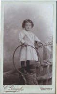 Photographie Sur Carton/Petit Format/Jeune Fille Au Cerceau/Guyot / Troyes /Vers 1895-1900   PHOTN60 - Non Classés