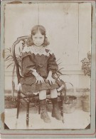 Photographie Montée Sur Carton/Petit Format/Petite Fille Assise Sur Chaise /Vers  1910   PHOTN66 - Non Classés