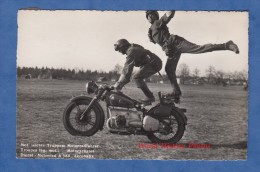 CPA Photo - THOUNE THUN KASERNE - Acrobatie Militaire Sur Moto - Armée Suisse - Schweiz Armee Motorrad Modèle - Thun