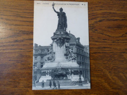 Monument De La République - Statues