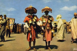 Maroc  - Scènes Et Types  - Porteurs D'eau Sur La Place Djemaa F'na - Street Merchants