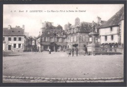 LESNEVIN - La Place Le Flô Et La Statue Du Général - Lesneven