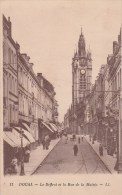 DOUAI (Nord) - Le Beffroi Et La Rue Da La Mairie  - Animée - Douai