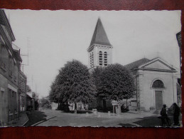 41 - NEUNG Sur BEUVRON - Place De L'Eglise. (CPSM Animée) - Neung Sur Beuvron