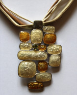 Collier Moderne En Métal émaillé, Et Cuir - Necklaces/Chains