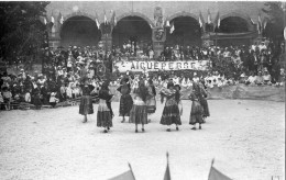 AIGUEPERSE CARTE PHOTO DANS LES ARENES FEMMES DEGUISES EN DANSEUSES ANDALOUSES - Aigueperse