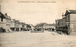CPA - Le MERLERAULT (61) - Aspect De La Place Du Marché Et Des Halles Au Début Du Siècle - Pub Au Dos - Le Merlerault