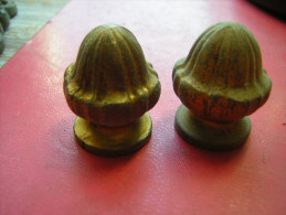 LOT DE DEUX BOBECHES EN LAITON AVEC UN FILETAGE DE 10 MM   HAUTEUR MAX 3 CM  POIDS DES DEUX 100 GRAMMES - Ferretería