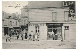 86-LES  TROIS-MOUTIERS- LA  PLACE  N227 - Les Trois Moutiers