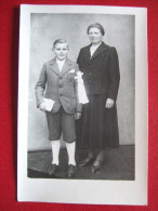 COMMUNION  - CARTE PHOTO - " COMMUNIANT AVEC SA MAMAN OU SA GRAND MERE  " - - Kommunion