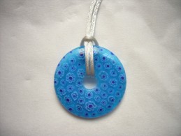 Neuf - Collier Pendentif Rond 4 Cm En Verre Millefiori De Venise Murano Bleu Turquoise Sur Cordon De Soie Blanc - Colliers/Chaînes