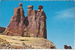 VS.- Utah. Arches National Park. Three Gossips. 2 Scans - Otros & Sin Clasificación