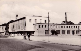 RATHENOW : BERLINER STRASSE : TANZ CAFÉ - CARTE VRAIE PHOTO / REAL PHOTO POSTCARD - ANNÉE / YEAR ~ 1965 - ´68 (u-121) - Rathenow