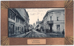 ZERBST Bahnhofstrasse Belebt Geschäfte Friseur Barbier Tabake Cigarren Holzrand Imitation 30.7.1906 Gelaufen - Zerbst