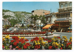 CAVAILLON--1979--La Place Gambetta (rond Point Fleuri ,commerce,restaurant,Presse),cpsm 15 X 10 N°89/124 éd SEPT - Cavaillon