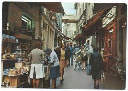 CPSM ANIMEE NICE, MARCHE ? BOUTIQUES, MAGASINS, CREMIER, FROMAGER DANS UNE RUE DE LA VIEILLE VILLE, ALPES MARITIMES 06 - Life In The Old Town (Vieux Nice)