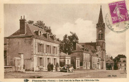 Dép 86 - Voitures - Automobile - Pleumartin - Côté Nord De La Place De L'Hôtel De Ville - A Gauche Hôtel De L'Univers - Pleumartin