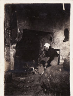 Photo Aout 1915 HATTONVILLE (Vigneulles-lès-Hattonchâtel) - Une Vieille Dame Au Coin Du Feu Avec Son Chien (A146, Ww1) - Vigneulles Les Hattonchatel