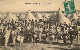 12 - 140616 - LA CAVALERIE - LE CAMP DU LARZAC - Le Retour De La Clique - Militaria Tente Tambour Musicien - La Cavalerie