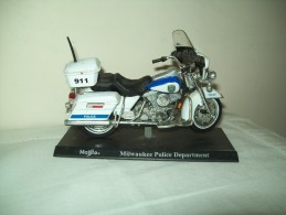 Harley Davidson (Milwaukee Police Department) "Maisto"  Scala 1/18 - Motorfietsen