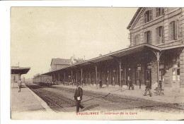 Erquelinnes L'intérieur De La Gare Du Chemin De Fer  Wagons - Erquelinnes