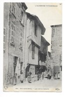 VIC LE COMTE  (cpa 63)  Les Vieilles Maisons - Belle Animation -  - L'auvergne Pittoresque - RARE - - Vic Le Comte