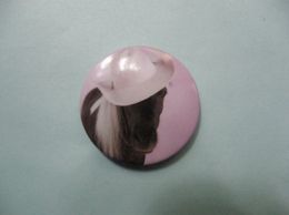 Badge Animaux - Cheval Ou Jument Avec Chapeau - Broschen