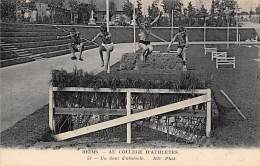 Sport Nautique.  Athlétisme.  Reims  Collège D'Athlètes. Un Saut D'obstacle - Leichtathletik