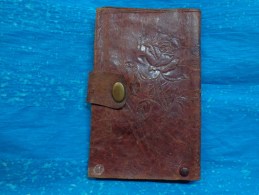 Ancien Porte Feuille  En Cuir Début 20eme Siècle. Idéal Pour Reconstitution - Autres & Non Classés