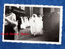 Photo Ancienne Snapshot - COURBEVOIE - Défilé De Jeune Fille Lors De Leur Communion - 23 Mai 1935 - Albumes & Colecciones