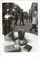 CPM     ROBERT DOISNEAU    CHAMPS ELYSEES 1969       SIPHON ET CIGARETTES POSES SUR UNE TABLE EN TERRASSE - Doisneau