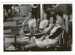 CPM     ROBERT DOISNEAU    BAIN DE SOLEIL   1966        JEUNES FILLES A LA TERRASSE D UN CAFE - Doisneau