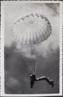 PHOTO Au Format C.P.A. - Ouverture Des Parachutes Par Le Parachutiste Lui Même - Daté 19.02.1954  - Très Bon état - - Parachutting