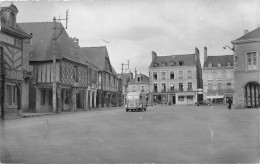 35-LA GUERCHE-DE-BRETAGNE- LES VIEUX PORCHES ET PLACE DE LA MAIRIE - La Guerche-de-Bretagne