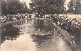 LENZEN Prignitz Einweihung Schwimmbad Zuschauer Begleiten Schwimmer Auf 1. Bahn Original Fotokarte Der Zeit TOP-Erhaltun - Lenzen