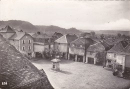 CPSM     BRETENOUX EN QUERCY  46  La Place Des Couverts - Bretenoux