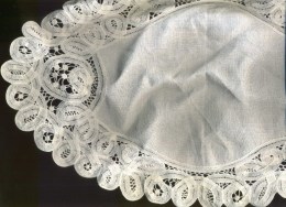 - NAPPERON OVALE EN DENTELLE . - Laces & Cloth