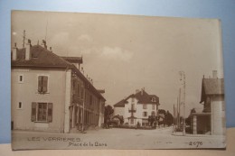 LES  VERRIERES  --- PLACE DE LA GARE - Les Verrières