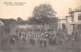 80-DOULLENS-ECOLE MODERNE, UNE COUR DE RECREATION - Doullens