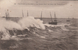 FOURAS LES BAINS   CPA    LA JETEE SUD UN JOUR DE TEMPETE - Fouras-les-Bains