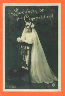 CPA " Souvenir De 1ere Communion " Jeune Fille - Prie Dieu  " - Communion