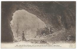 CPA ANIMEE, UNE GROTTE CELTIQUE, SUR LA ROUTE DE ST SAINT PRIVAT D'ALLIER A MONISTROL, HAUTE LOIRE 43 - Otros & Sin Clasificación